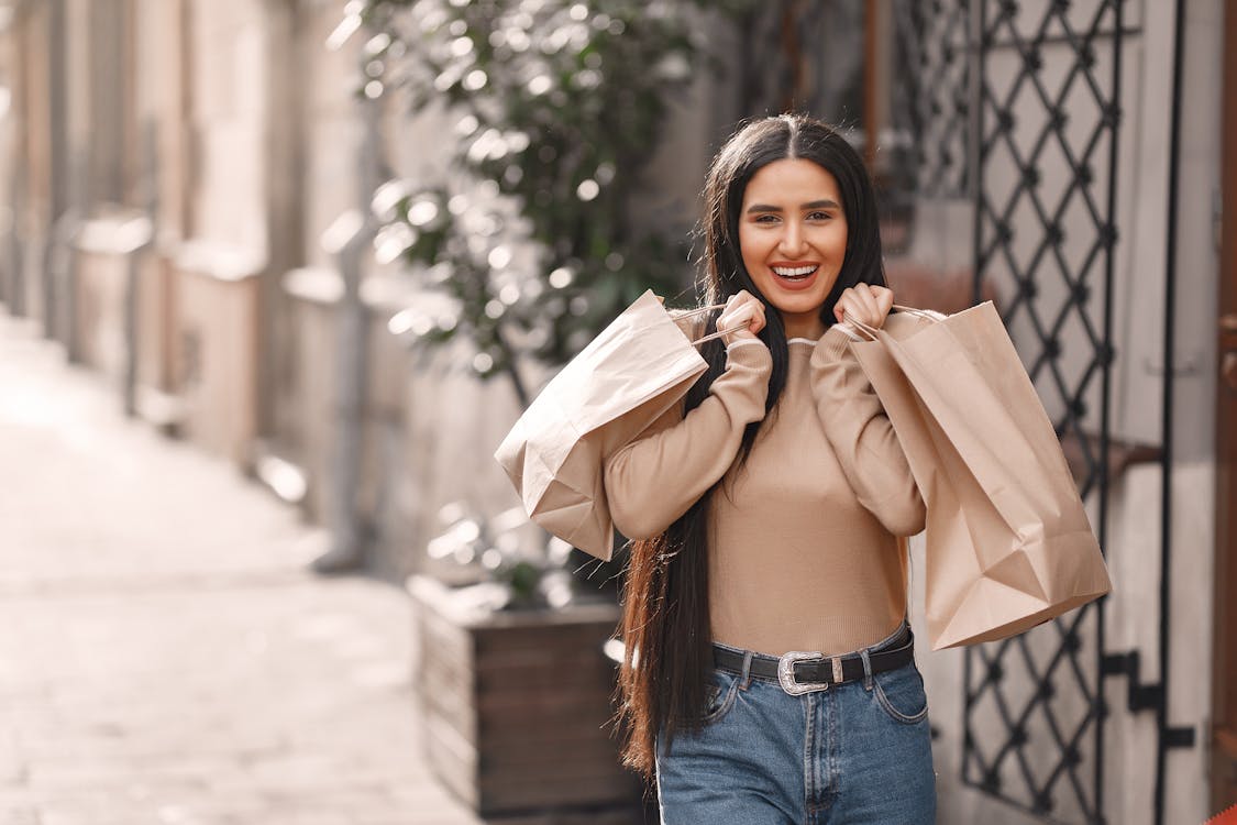 Mujer feliz con bolsas de compras